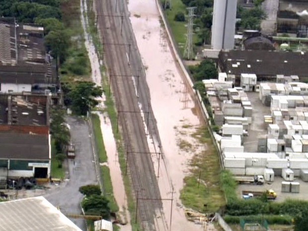 Circulação de trens na Linha-10 Turquesa da CPTM também foi prejudica pelo alagamento e a queda de uma árvore na linha férrea (Foto: Reprodução/TV Globo)