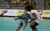 Brasil leva pressão, mas 
vira sobre angolanas e 
segue invicto em 2013 (Cinara Piccolo/PhotoGrafia)