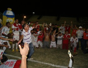 Celso Teixeira, técnico do Potiguar de Mossoró, e jogadores comemoram título (Foto: Augusto Gomes)