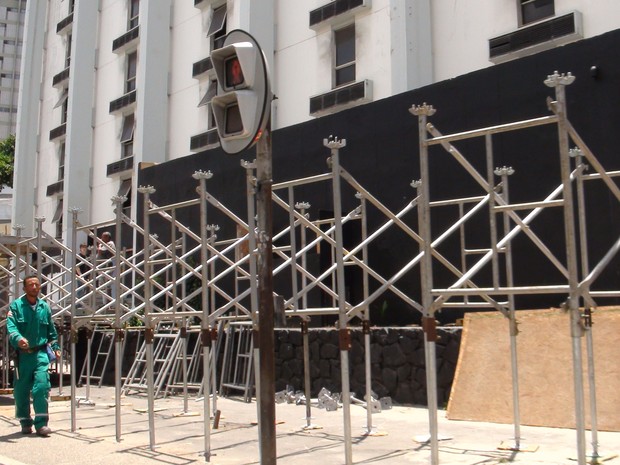 Algumas empresas começaram a montar estruturas de camarotes em Salvador (Foto: Lílian Marques/ G1)
