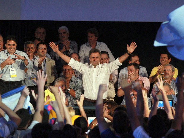 Senador tucano Aécio Neves (MG) é saudado por correligionários durante convenção nacional do PSDB realizada no Centro de Convenções Brasil 21, em Brasília, neste sábado (18) (Foto: Ed Ferreira/ Estadão Conteúdo)