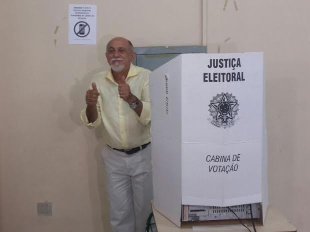 Simão Jatene vota em Belém (Foto: Gustavbo Pêna / G1)