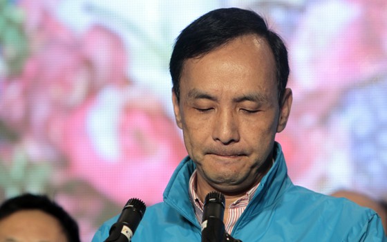 "Desculpem-me. Nós perdemos. O KMT sofreu uma derrota eleitoral", disse Eric Chu, candidato do Kuomintang, na sede do partido (Foto: AP Photo/Chiang Ying-ying)
