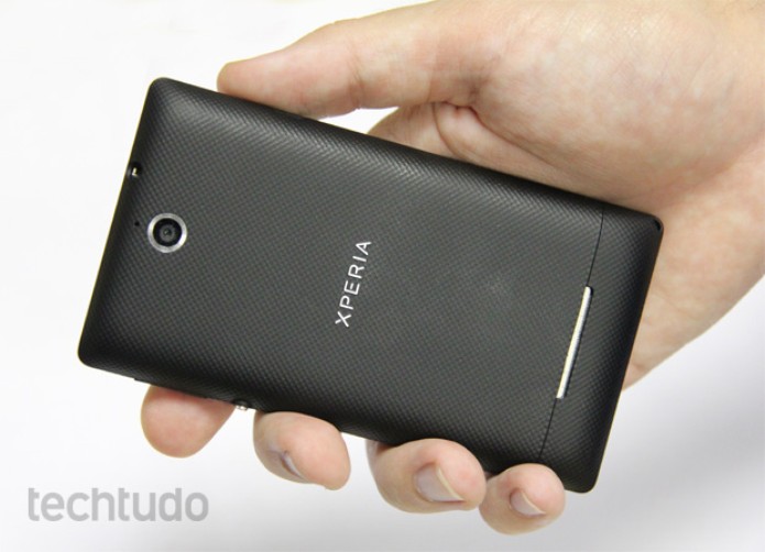 Traseira "texturizada" do Sony Xperia E Dual (Foto: Isadora Díaz/TechTudo) Traseira "texturizada" do Sony Xperia E Dual (Foto: Isadora Díaz/TechTudo)