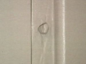 Marca do projétil no batente de uma porta em Conchal.  (Foto: reprodução/TV Tem)