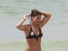 Priscila Fantin mostra boa forma de biquíni em dia de praia