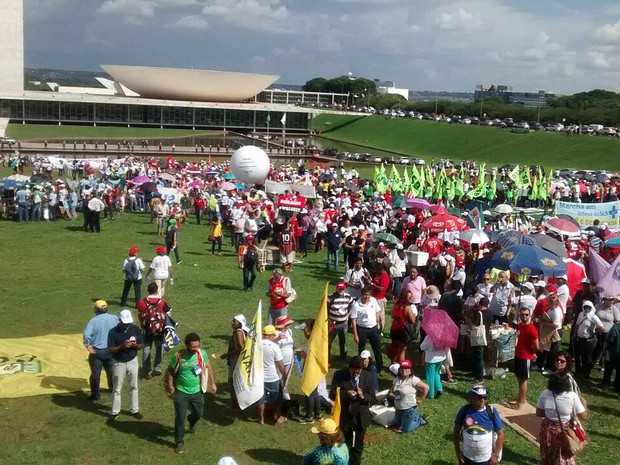 Grupo ocupa gramado do Congresso Nacional, em Brasília, em protesto em defesa do SUS (Foto: Jéssica Simabuku/G1)