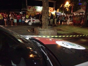 Homcídio no Grotão foi registrado em praça, no início da noite de quinta (Foto: Walter Paparazzo/G1)