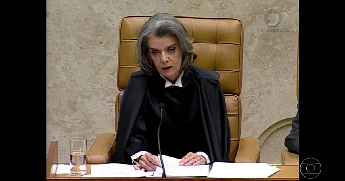 Tendo LULA, como convidado, Cármen Lúcia toma posse no Supremo Tribunal Federal dando a seguinte declaração: ALGUMA COISA ESTÁ FORA DE ORDEM; FORA DA "NOVA ORDEM MUNDIAL" (VÍDEO)