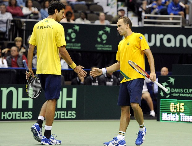 Marcelo Melo e Bruno Soares no tênis do Brasil contra Estados Unidos duplas Copa Davis (Foto: EFE)