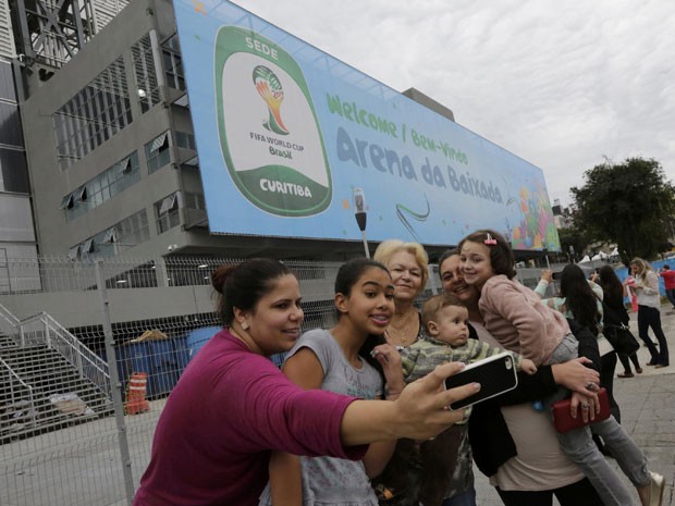 Turistas tiram selfie em frente à Arena da Baixada, em Curitiba (Foto: Henry Romero/Reuters)