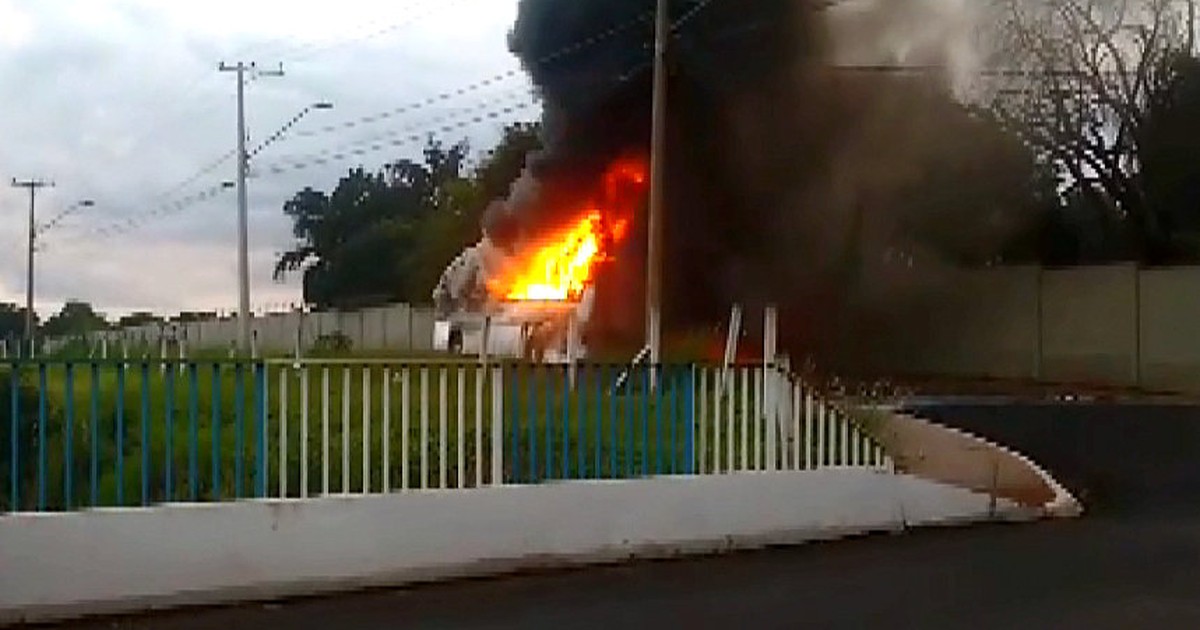 Ônibus fica destruído após pegar fogo em bairro de Araraquara, SP - Globo.com