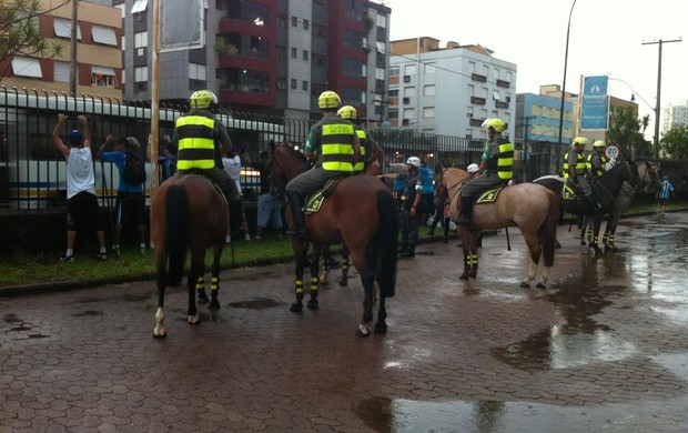 Polícia prende torcedores no pátio do Olímpico (Foto: Divulgação/Brigada Militar)