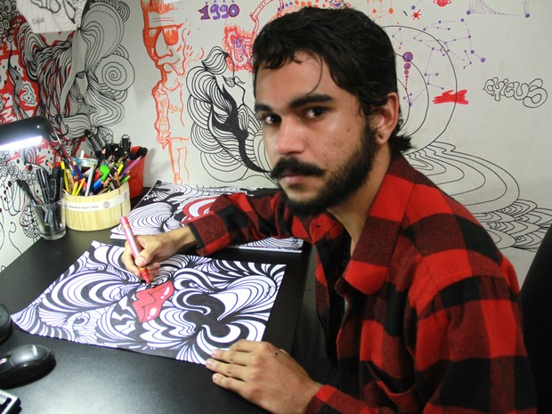 Chicus Felipe gerar renda com arte mesmo sem saber que participa da cadeia da Economia Criativa (Foto: Waldson Costa/G1)