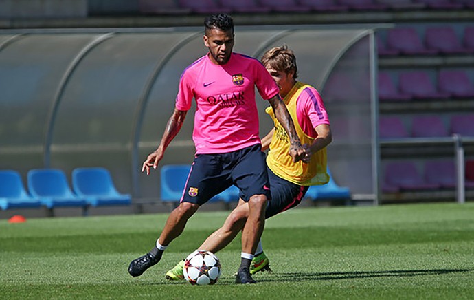 Daniel Alves treino Barcelona (Foto: Miguel Ruiz / Barcelona FC)