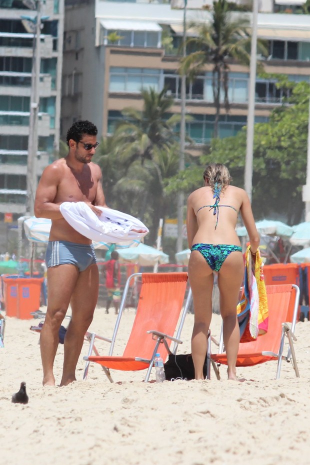 Jogador Fred e namorada na praia (Foto: Fábio Moreno / FotoRioNews)