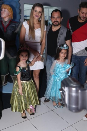 Luciano, Flavia e as filhas (Foto: Marcelo Brammer e Thiago Duran / AgNews)