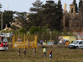 Serviços de resgate são mobilizados após queda de avião no aeroporto de Malta, na manhã desta segunda-feira (24) (Foto: Darrin Zammit-Lupi/ Reuters )