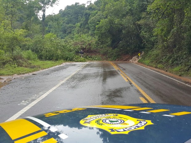 Houve queda de barreira no km 167 da BR-116 neste domingo (12) (Foto: PRF/Divulgação)