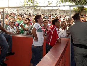 Confusão em frente ao Estádio José Cavalcanti, em Patos. (Foto: Damião Lucena)