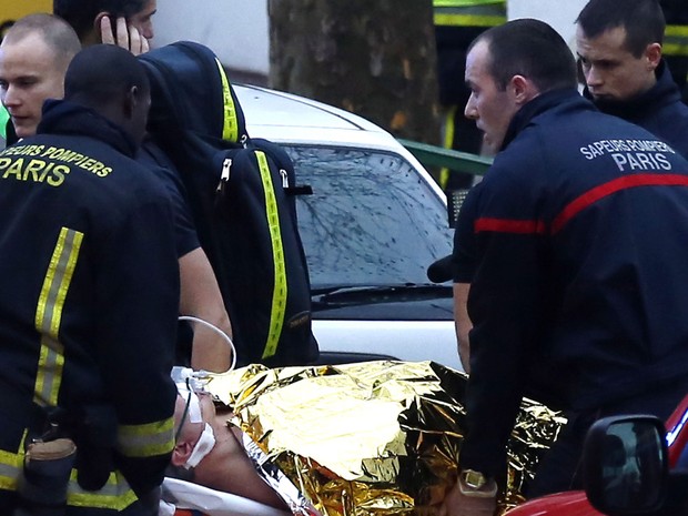 Ferido  resgatado em Montrouge, no Sul da Frana, aps tiroteio nesta quinta-feira (8), um dia depois do atentado que matou 12 pessoas em Paris (Foto: Thomas Sanson/AFP)