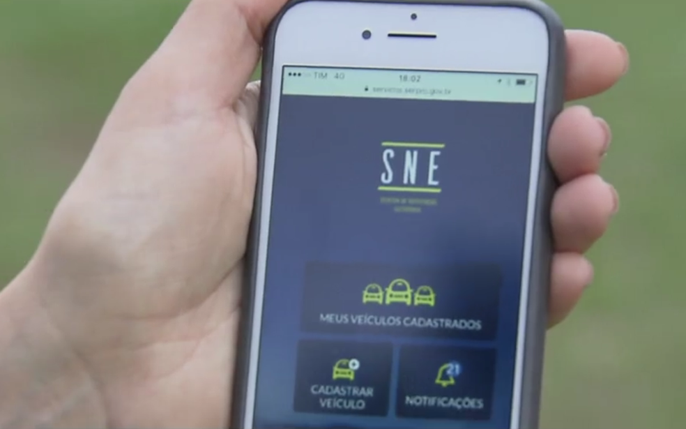 Usuário abre aplicativo que promete desconto em multas (Foto: TV Globo/Reprodução)