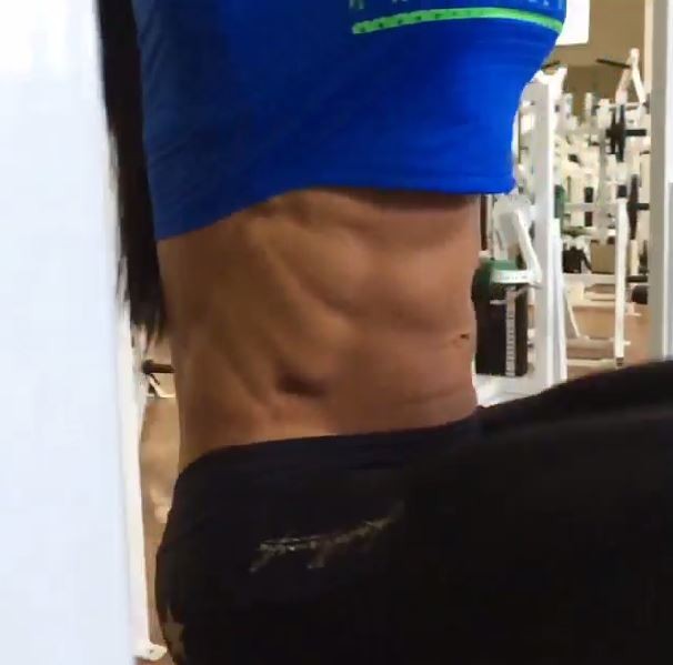 Gracyanne Barbosa fazendo abdominal (Foto: Instagram / Reprodução)