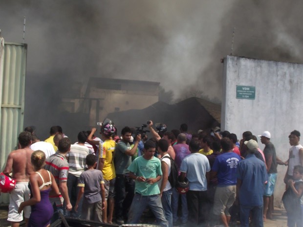 INCÊNDIO ATINGE CONCESSIONÁRIA NA BAHIA (Foto: Jorge André/TV Santa Cruz)
