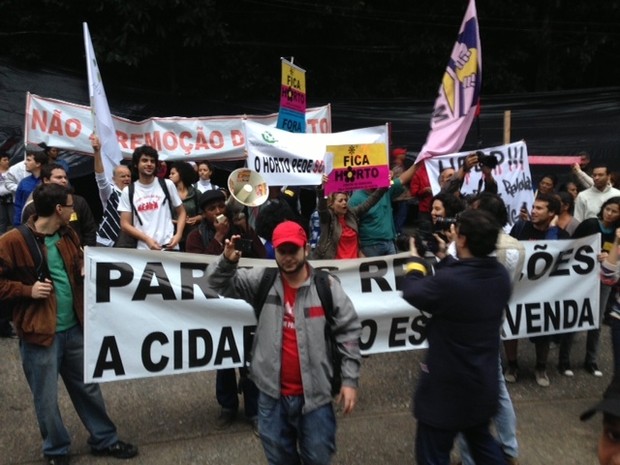 Manifestantes chegam à residência do prefeito Eduardo Paes, no Rio (Foto: Isabela Marinho/G1)