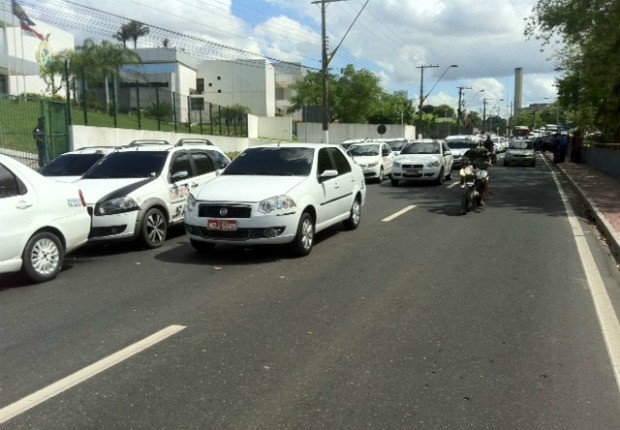 Taxistas percorreram principais ruas de Manaus (Foto: Carlos Eduardo Matos/G1) Taxistas percorreram principais ruas de Manaus (Foto: Carlos Eduardo Matos/G1)
