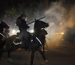 Cavalaria do Rio de Janeiro tenta dispersar manifestantes (Foto: Marcelo Piu / Agência o globo) Cavalaria do Rio de Janeiro tenta dispersar manifestantes (Foto: Marcelo Piu / Agência o globo)