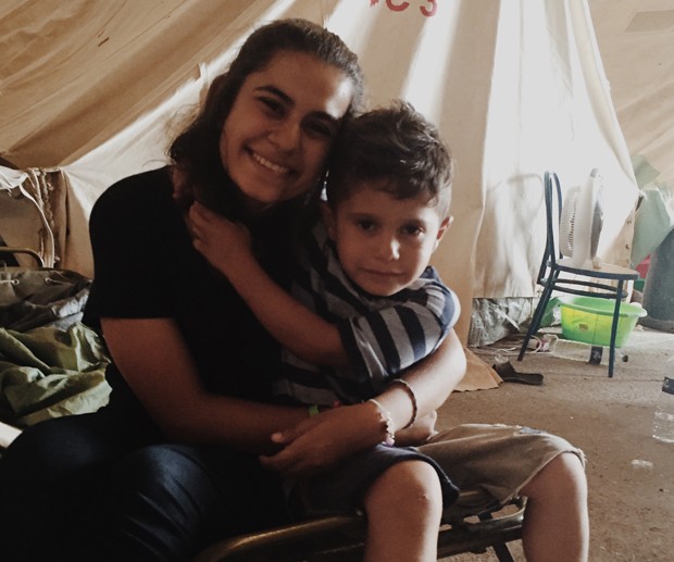 Gabriela com um garoto refugiado (Foto: Arquivo pessoal/Gabriela Shapazian)