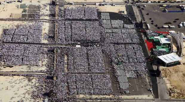 Imagem aérea mostra multidão que acompanhou a missa em Beirute (Foto: Bilal Hussein/Reuters)