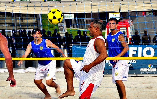 Jogo do Naça contra o América com a presença de Romário no futevôlei=01-04-2012 (Foto: Antônio Lima / Semdej)