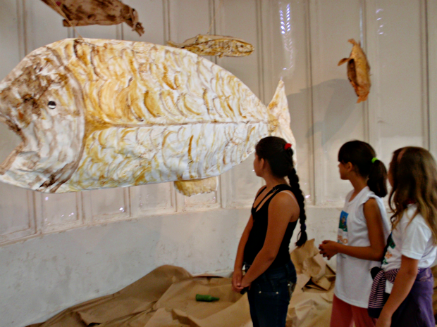 Alunos acompanham exposição sobre o Rio Madeira na Casa de Cultura (Foto: Flaviane Azambuja)