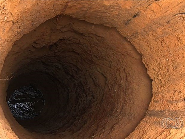 Adolescente grávida cai em cisterna com dez metros de profundidade em casa em Aparecida de Goiânia, Goiás (Foto: Reprodução/TV Anhanguera)