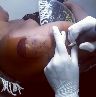 Tati faz tatuagem para o filho (Foto: Reprodução / Instagram)