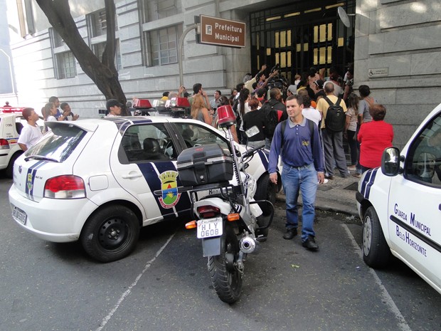 Manifestantes também se concentram nas entradas do prédio (Foto: Pedro Ângelo/G1)
