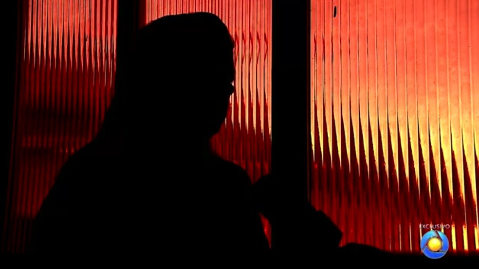 Mãe relata que filho se mutilou e sofreu ameaças quando quis sair do desafio da 'Baleia Azul' (Foto: Reprodução/TV Cabo Branco)