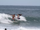Daniele Suzuki volta a surfar em dia nublado no Rio
