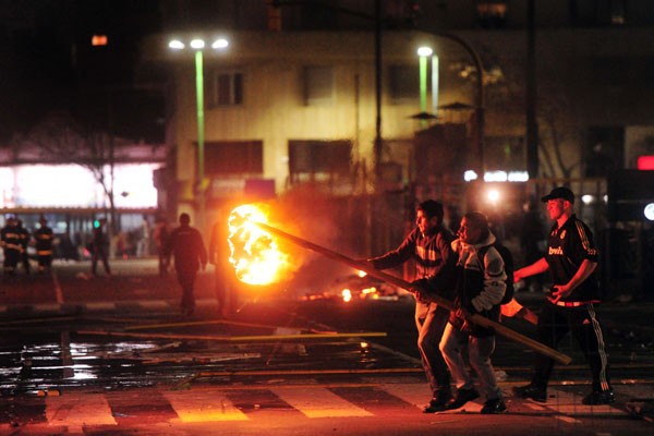 Grupo ataca serviço de trens contra a greve em Buenos Aires, nesta quarta-feira (3) (Foto: AFP)