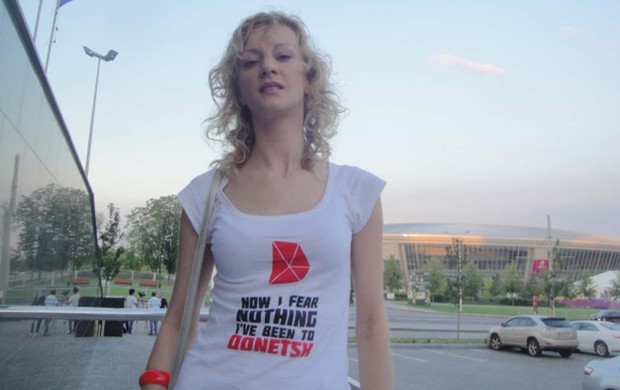 Diana Berg exibe camisa que virou moda em Donetsk. (Foto: Rafael Maranhão / Globoesporte.com)