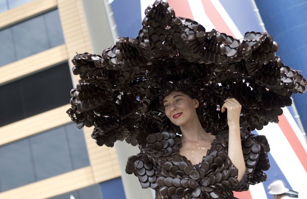 Larisa Katz exibe chapéu gigante feito de chocolate (Foto: Alastair Grant/AP) Larisa Katz exibe chapéu gigante feito de chocolate (Foto: Alastair Grant/AP)
