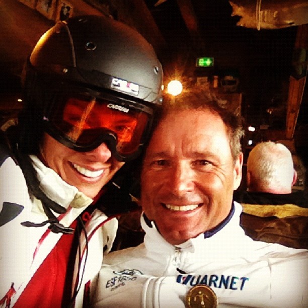 Adriane Galisteu posta foto com instrutor de esqui (Foto: Instagram)
