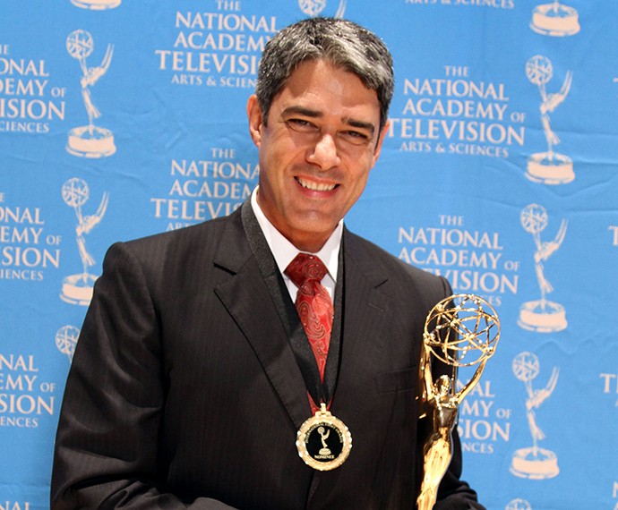 William Bonner com a estatueta do Emmy Internacional de 2011. Naquele ano o 'JN' levou o prêmio de Jornalismo (Foto: Luiz C Ribeiro / TV GLOBO)