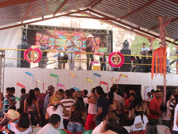 O ritmo sertanejo e também as tradicionais marchinhas comandaram a festa. (Foto: Valdivan Veloso/G1)