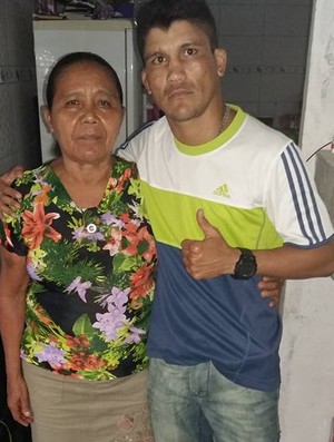 Julião Neto com a mãe Benedita de Carvalho, em Belém (Foto: Arquivo Pessoal)