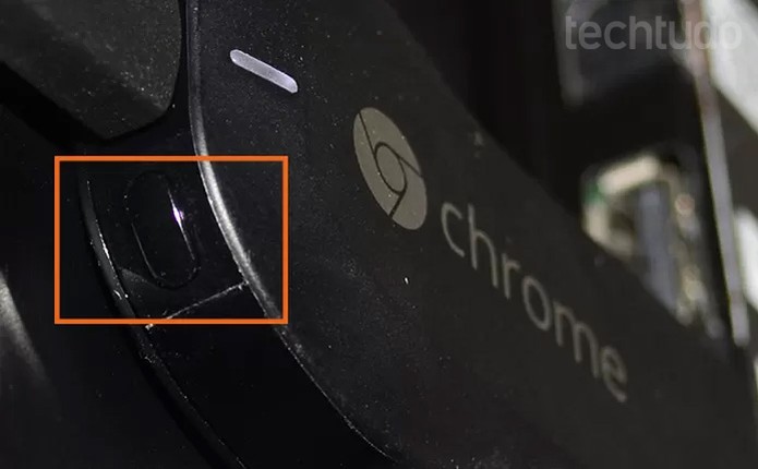 Chromecast tem botão para resetar em caso de erros (Foto: Barbara Mannara/TechTudo) Chromecast tem botão para resetar em caso de erros (Foto: Barbara Mannara/TechTudo)