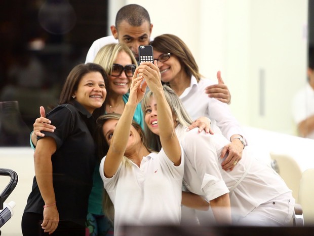 Susana Vieira posa com fãs em salão no Rio (Foto: Marcello Sá Barreto/ Ag. News)