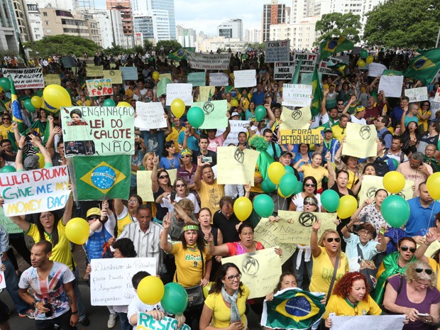 Manifestantes pedem saída da presidente Dilma (Foto: Daniel Teixeira/Estadão Conteúdo) Manifestantes pedem saída da presidente Dilma (Foto: Daniel Teixeira/Estadão Conteúdo)